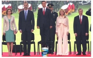 La imagen corresponde a la recepción que el mandatario y la Primera Dama dieron a los Reyes de España el pasado lunes en Campo Marte. (TWITTER) 