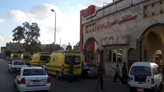 Egipto. - Varias ambulancias esperan en el hospital de Al Arish, capital del Sinaí.
