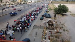 Más de 200 maestros se sumaron al movimiento que tomó los carriles laterales del bulevar Ejército Mexicano. (El Siglo de Torreón)