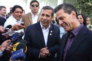 En la décima cumbre de jefes de Estado que realizan México, Colombia, Chile y Perú en esta ciudad, el mandatario mexicano recibió condecoraciones del presidente peruano. (EFE)