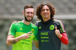 Miguel Layún y Guillermo Ochoa durante un entrenamiento de la Selección Mexicana. Seleccionados exigen mejores condiciones