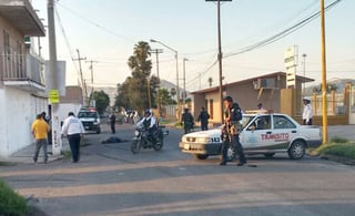 Se va. Conductor de auto huye tras arrollar a peatón en calles de la colonia 5 de Mayo de Gómez. (EL SIGLO DE TORREÓN)