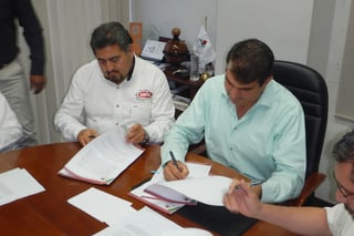 Firma. Participaron el alcalde, José Miguel Campillo y el presidente de CMIC Laguna, Hugo Pérez.