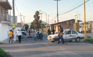 Muerto. Conductor de auto huye tras arrollar a peatón en calles de la colonia 5 de Mayo de Gómez Palacio, hasta el momento el occiso no ha sido identificado.
