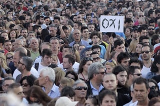 Al grito de “oxi” (NO), alrededor de 25 mil personas -según la policía de Atenas- participaron en la manifestación, la última antes de la votación del próximo domingo. (EFE)