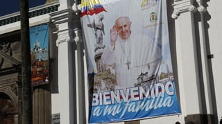 En Ecuador. En la imagen se observa una manta grande donde se le da la bienvenida al Papa. 