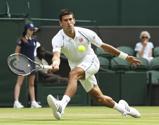 Novak Djokovic se enfrentará al sudafricano Kevin Anderson en los octavos de final de Wimbledon. (EFE)