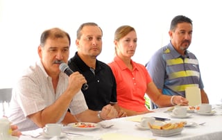 Los organizadores del segundo torneo de golf a go-go ex-aTec de Monterrey fueron enfáticos en que más allá de los premios que se otorgan, los jugadores tendrán la satisfacción de ayudar a estudiantes. (Jesús Galindo)