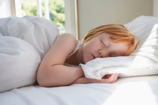 El sueño REM ayuda al cerebro en crecimiento a ajustar la fuerza y la cantidad de conexiones neuronales. (ARCHIVO)