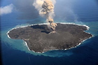 Según los últimos datos, la isla, que está deshabitada, tiene una superficie doce veces mayor que antes de la erupción volcánica registrada el 20 de noviembre de 2013 y probablemente su proporción siga aumentando a corto plazo. (EFE)