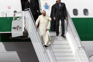 El papa Francisco llegó hoy a Quito, capital de Ecuador, la primera parada en su gira latinoamericana, que lo llevará también a Bolivia y Paraguay. (EFE)