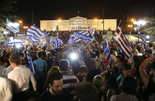 Nada más publicarse las primeras cifras del recuento de votos, miles de personas acudieron a la céntrica plaza Syntagma. (EFE)