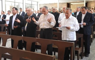 Experiencia. Don Fernando Romo(al centro) fue rector del Seminario, donde estuvo hace días.