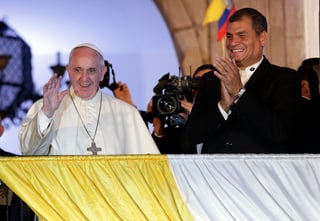 En segunda jornada de su gira, el Papa Francisco volvió a Quito, Ecuador, donde ofreció una visita de cortesía al Presidente Rafael Correa. (AP)
