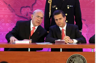 Planteamiento. Ante el secretario de la OCDE José Ángel Gurría, Peña Nieto dejó ver sus planes.