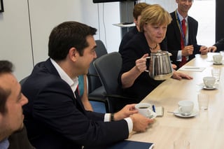Molestia. Merkel ofrece café al griego Tsipras en una reunión en donde se observaba molesta.
