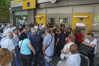 Las entidades bancarias y la Bolsa de Atenas permanecerán cerradas y el límite de retirada de efectivo en los cajeros automáticos continuará siendo de 60 euros diarios. (EFE)