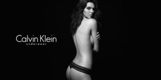 Kendall Jenner hizo topless y se mostró en tanga para la firma Calvin Klein. (TWITTER)