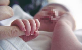 Presuntamente el hecho se derivó de que los médicos confundieron el pene del bebé con el cordón umbilical.