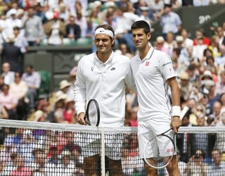 Roger Federer y Novak Djokovic se enfrentaron en la final de Wimbledon del año pasado, el serbio ganó en 5 sets. (EFE)