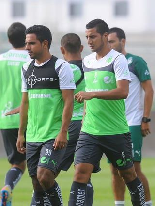 Alonso Escoboza y Diego González durante un entrenamiento de Santos Laguna. (Jesús Galindo)