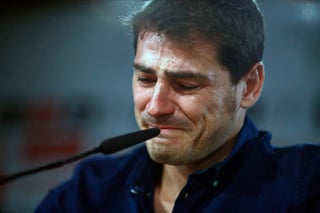 El arquero del Real Madrid, Iker Casillas, rompió en llanto en la conferencia de prensa donde anunció su salida del club. (AP)