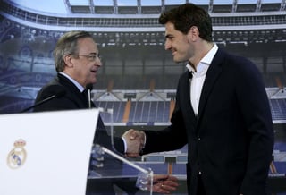 El presidente 'merengue' manifestó que le hubiera gustado que Casillas se hubiera retirado en el Real Madrid, pero tuvo una oferta con el Oporto y pidió que se valorara su salida. (EFE)