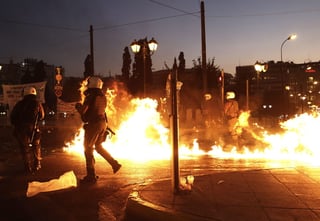 En Grecia. Las manifestaciones contra la reforma generaron disturbios en las principales calles.
