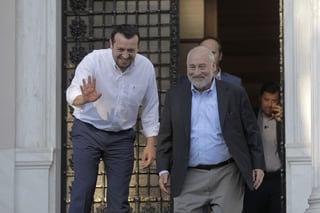 Salvavidas. - El Nobel de Economía Stiglitz (d), abandona la Mansión Maximos tras reunirse con el ministro de Finanzas griego.