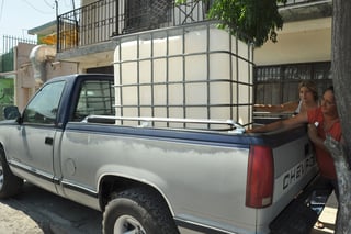 Secos. Vecinos de la colonia Eugenio Aguirre, como Victoria acudieron a Villa Juárez a rellenar un gran contenedor de agua. (GUADALUPE MIRANDA)
