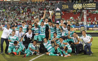 Santos se coronó Campeón de Campeones tras superar 1-0 al América, con lo que Ignacio Ambriz sumó su primer descalabro al frente de Águilas. (RAMÓN SOTOMAYOR)