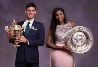 Los tenistas Novak Djokovic y Serena Williams posan con sus trofeos obtenidos por ganar Wimbledon. (EFE)