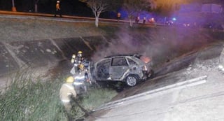 Reporte. Los elementos de Protección Civil de Mazatlán sofocaron las llamas del vehículo, que quedó completamente calcinado. (El Debate de Sinaloa)