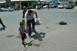 Uno de los registros que se encuentra ubicado en la esquina de la avenida Juárez y calle Acuña en el centro de Torreón, se mantiene sin tapa pese a las denuncias que se han hecho a través de este medio, y aún conserva una llanta para evitar una tragedia. (GUADALUPE MIRANDA)