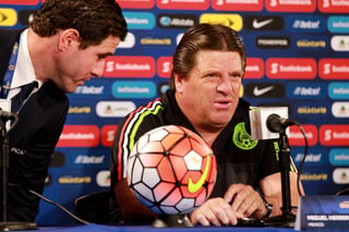 El técnico Miguel Herrera descartó que sea una obligación que los jugadores hablen con la prensa. (Notimex)
