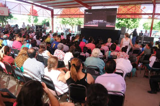 Pantallas. El concierto fue transmitido en el centro comunitario de la colonia Santiago Ramírez. (Ramón Sotomayor)