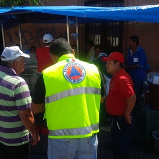 Revisiones. Protección Civil de Gómez Palacio acude con comerciantes para detectar fallas en los sistemas de combustión. (CORTESÍA)