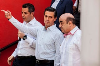 Insuficiente. De izquierda a derecha, Alejandro Murat Hinojosa, el presidente Enrique Peña Nieto y Jesús Murillo Karam.