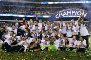 La Selección Mexicana de Futbol se coronó luego de decisiones polémicas de los árbitros en al menos dos partidos de la Copa Oro. (Agencias)