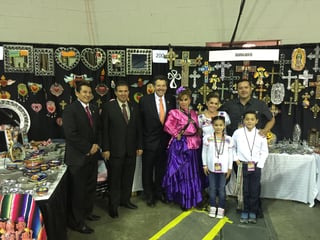 Festival. Las autoridades de ambas ciudades realizaron un recorrido en la exhibición de las artesanías mexicanas. (Cortesía)