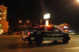 Capturan. Patrulleros de la Policía Municipal, evitaron más golpes a dos sujetos que intentaron robar a un taxista.