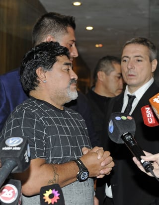 Diego Maradona negó estar deprimido por la muerte de su padre. Maradona dice que irá por la FIFA
