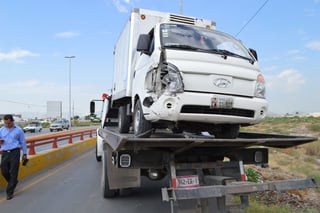 Se salva. El conductor de un pequeño camión de carga se salvó de sufrir lesiones luego de accidentarse cerca de un desnivel.