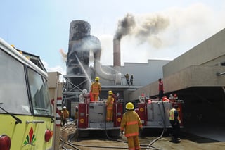 Siniestro. Un incendio en una fábrica de muebles provocó la movilización de cuerpos de rescate. (EL SIGLO DE TORREÓN)