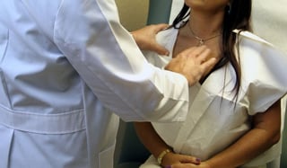De acuerdo con un reporte médico emitido por el HGE, a la paciente de 23 años se le encontró parafina y aceite de automóvil en senos, muslos y glúteos. (Archivo)