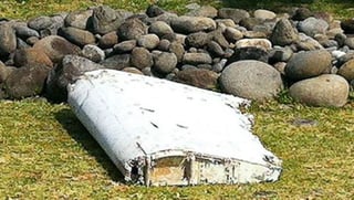 La policía francesa está en el lugar para examinar una pieza de ala de avión hallada en la isla francesa de Reunión, en el oeste del Océano Índico. (TWITTER)