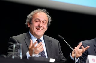 El francés Michel Platini es de los candidatos más fuertes a ocupar la presidencia de la FIFA. (AP)