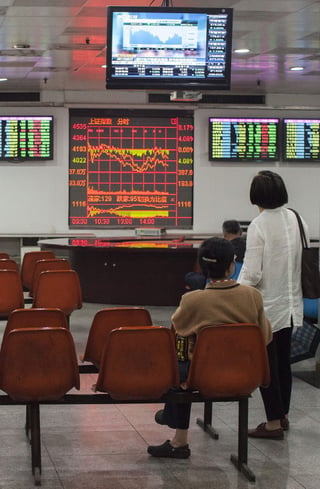 Baja.  El pasado lunes el índice compuesto de Shanghai cayó 8.48 por ciento mientras el índice Shenzhen retrocedió 7.59 por ciento.