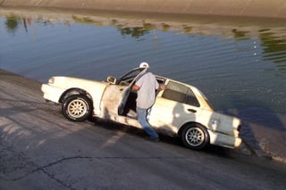 Cae auto al canal del Sacramento