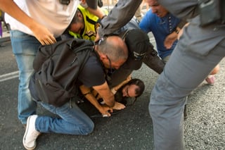 Captura. Un oficial de policía quita un cuchillo al ultraortodoxo judío, Yishai Schlissel, después de que apuñaló a la gente durante un desfile del orgullo gay en Jerusalén.